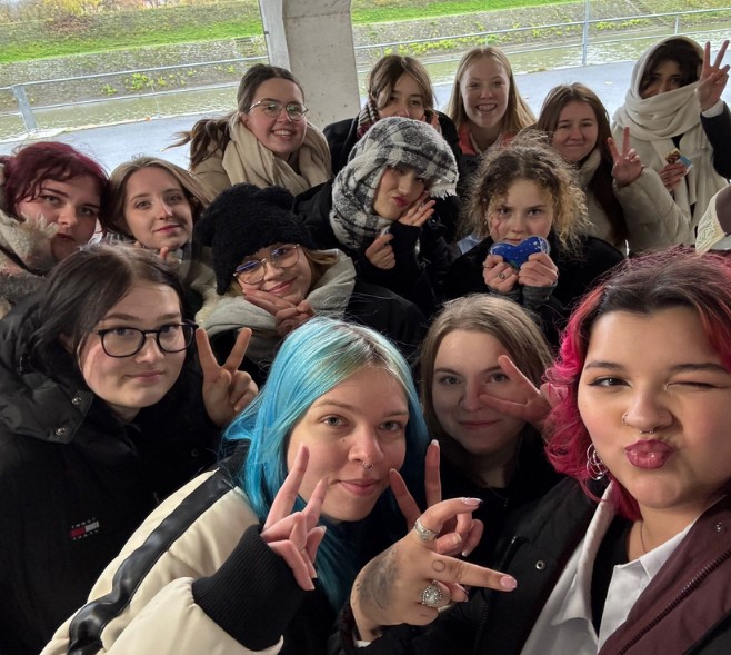 14 Mädchen machen ein Selfie. Kpop Events Mitglieder